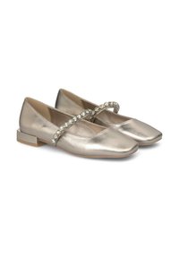 Ballerine metallizzate argento con punta quadrata, caratterizzate da una cinturino decorativo abbellito con strass trasparenti e un tacco quadrato basso.