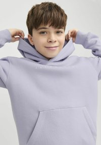 Felpa con cappuccio di colore viola chiaro, dotata di tasca frontale e testo ricamato "JACK&JONES." Tessuto morbido con vestibilità comoda, presenta un cappuccio regolabile con cordino.