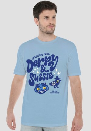 NETFLIX, KPOP DEMON HUNTERS DERPY AND SUSSIE ICONS - Print T-shirt - light blue