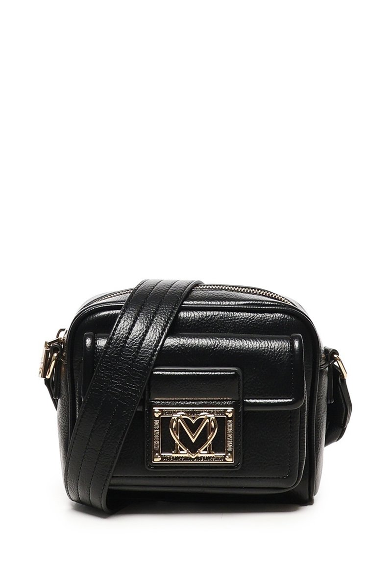 Borsa a tracolla in pelle nera con ampia tracolla e placca in metallo dorato sul taschino anteriore, scomparto principale con zip.