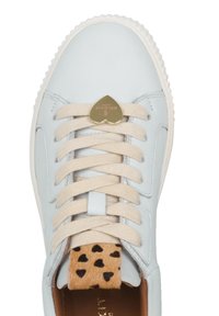 Sneaker in pelle azzurra chiara con lacci color crema e un logo a forma di cuore dorato. Presenta un accento in stampa leopardata sulla linguetta. Suola in gomma con righe.