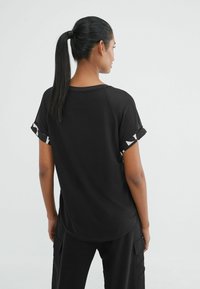Next SHORT SLEEVE RAGLAN STANDARD - Jednoduché tričko - black and white geo