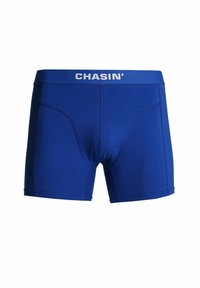 Kék boxeralsó sima anyagból, fehér derékrésszel, amelyen a "CHASIN'" logó található, és szoros illeszkedéssel, elülső varrással.