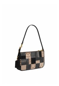 Petit sac à main rectangulaire avec bandoulière en cuir noir et patchwork de carrés de tissu marron clair et noir avec motifs de logo et fermeture éclair dorée.