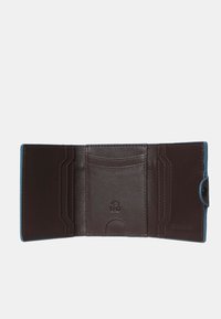 Portefeuille en cuir marron avec finitions bleues, comportant plusieurs emplacements pour cartes, un logo RFID et une fermeture à bouton-pression pour un accès sécurisé.