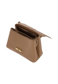 Brun läderväska med en strukturerad design, utrustad med ett guldmetallspänne och dubbla inre fack med dragkedjor. Slät textur.