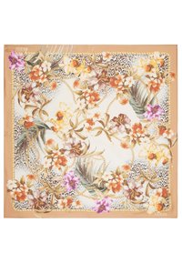 Foulard quadrato in seta con motivi floreali e fogliari in tonalità di arancione, viola e bianco sporco, arricchito da un accento in catena dorata e un bordo con stampa animale.