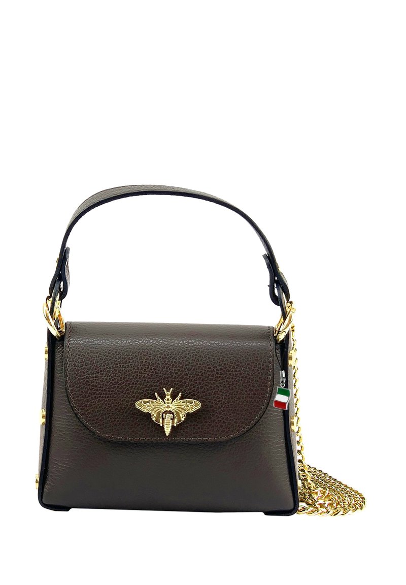 Sac en cuir marron avec un emblème en forme d'abeille dorée, une chaîne et un détail du drapeau italien. Design structuré avec une finition texturée.