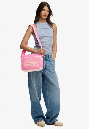 Superdry & Co, SUPERDRY MINI ALUMNI CROSSBODY BAG.. - Sac bandoulière - sea pink