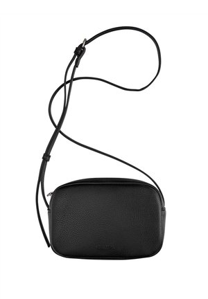 Sac bandoulière en cuir noir texturé avec bords arrondis et bandoulière fine réglable, présenté sur fond blanc.