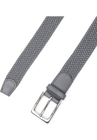 Grau gewebter Stoffgürtel mit Lederakzenten, ausgestattet mit einer silbernen Metallschnalle, spitzen Enden und einem strukturierten Muster entlang des Riemens.