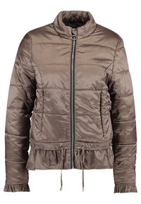 Brązowa kurtka puchowa z wysokim ko�łnierzem, zapięciem na zamek, marszczonymi bokami, ściągaczem u dołu i falbankami w pasie; gładkie, błyszczące wykończenie.