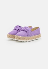 Fialové semišové espadrilky na slip-on s ozdobnými uzly na vršku a tkanými juty středními podešvemi na bílých vroubkovaných gumových podrážkách.