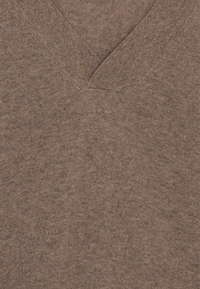 Maglione marrone a maglia con scollo a V, caratterizzato da una texture morbida e lievi variazioni di tonalità. Costruzione semplice e classica.