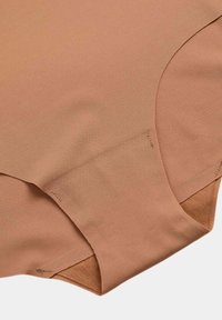 Tejido marrón elástico con una textura suave, que presenta un diseño sin costuras y bordes curvados para mayor comodidad y ajuste.