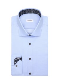 Camicia azzurra chiaro con colletto alla francese, caratterizzata da un motivo a pois neri all'interno del colletto e dei polsini, e bottoni neri.
