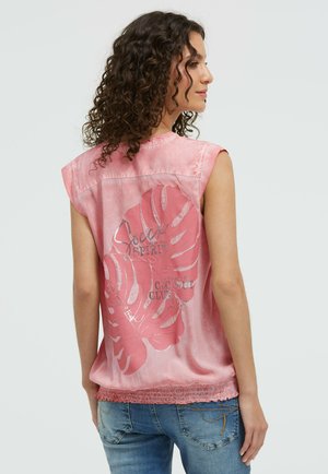 Soccx, SOCCX BLUSENTOP MIT GESMOKTEM SAUM UND RÜCKENPRINT - Blouse - beachy red