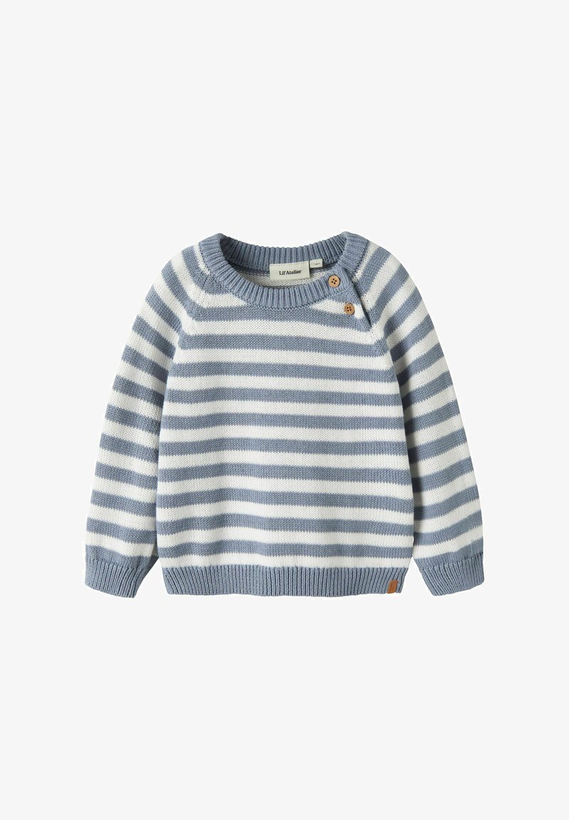 Pull tricoté rayé bleu et blanc avec encolure ronde et deux boutons en bois sur l'épaule gauche, manches longues et poignets côtelés.