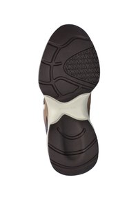 Zool van een sneaker met een bruine rubberen onderkant, een patroon voor grip, lichte tan accenten en een zichtbaar logo met de tekst "MICHAEL KORS."