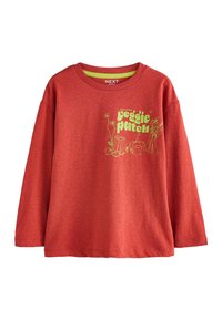 Rotes Langarmshirt aus weichem Stoff mit einem Grafikdruck in hellgrün, auf dem "Tage im Gemüsebeet" steht. Runder Ausschnitt.