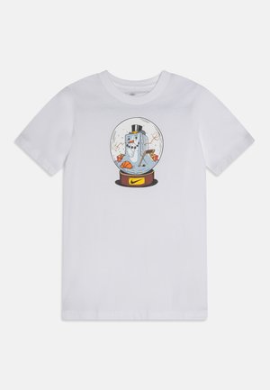 Hvid T-shirt med grafik af en snemand iført en høj hat inde i en sneklokke, der holder en hockeykølle med en basketball og gaver indeni.