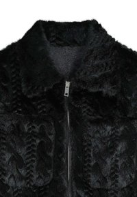 Veste en fausse fourrure noire avec un motif texturé, col pointu et fermeture éclair argentée à l'avant.