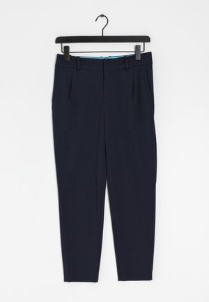 Marineblauwe broek met riemlussen en zijzakken, hangend aan een zwarte hanger tegen een witte achtergrond.