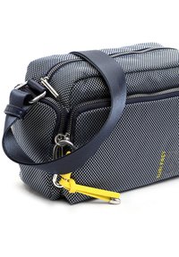Borsa in tessuto intrecciato blu navy e bianco con chiusura a zip, tracolla regolabile e linguetta gialla per il tiraggio. Caratterizzata da accessori in metallo argentato e forma strutturata.