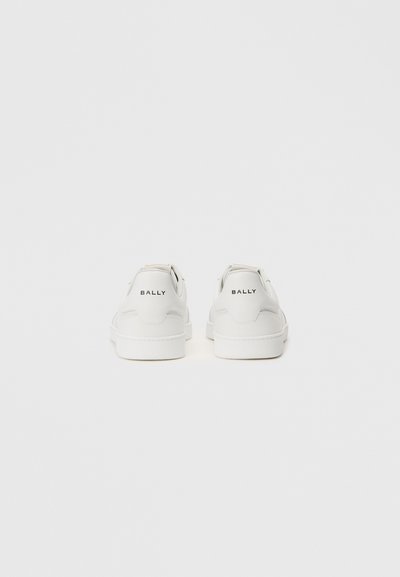 Adidași din piele albă cu o textură netedă, formă rotundă, având un design minimal și logo-ul "BALLY" pe călcâi.
