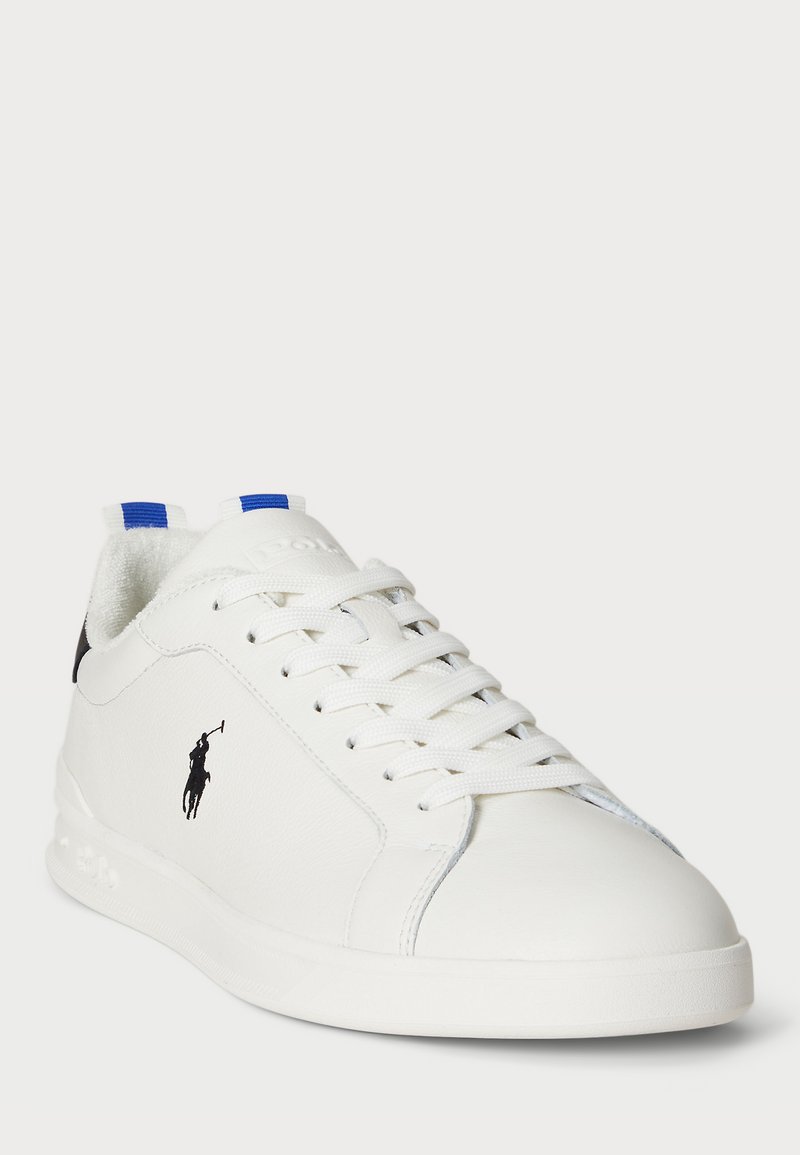 Hvide lædersneakers med rund tå, med sorte logodetaljer, hvide snørebånd og blå accenter på tungen og hælen.