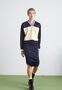Ellesse MAYA CROP - Pikkade varrukatega topp - dark grey