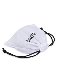 Λευκή τσάντα με κορδόνι κατασκευασμένη από ύφασμα, με μαύρο λογότυπο "BOSS". Η τσάντα έχει στρογγυλεμένο σχήμα και λεία υφή.