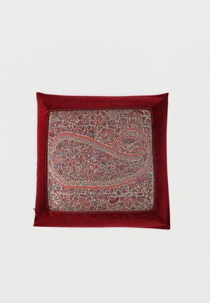 Coussin de sol carré avec bordure en velours rouge et motif cachemire traditionnel complexe rouge et bleu au centre.