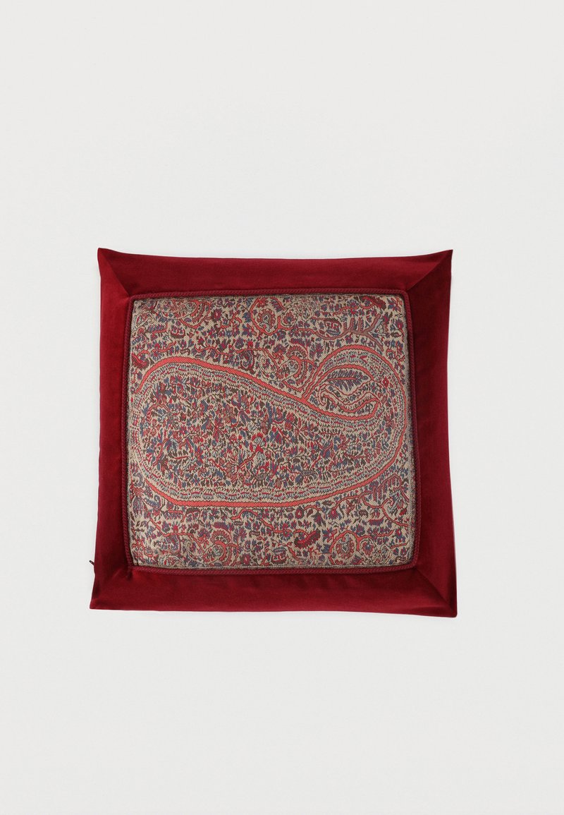 Coussin de sol carré avec bordure en velours rouge et motif cachemire traditionnel complexe rouge et bleu au centre.