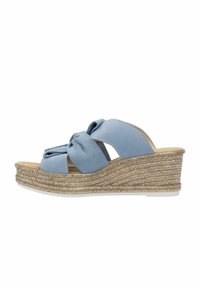 Lichtblauwe wedge-sandalen met een geknoopt bovenwerk en een geweven jute-achtige plateauzool. Open teen met een gestructureerde, natuurlijke afwerking.