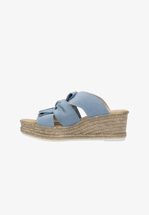Lichtblauwe wedge-sandalen met een geknoopt bovenwerk en een geweven jute-achtige plateauzool. Open teen met een gestructureerde, natuurlijke afwerking.