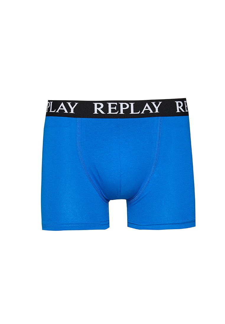 Blaue Boxershorts aus weichem Stoff, mit einem schwarzen elastischen Bund, auf dem "REPLAY" in Weiß gedruckt ist. Mittlere Oberschenkel-Länge, enganliegendes Design.