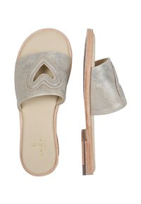 Sandali aperti con una tomaia beige e testurizzata, caratterizzati da un taglio a forma di cuore, e una suola in legno chiaro con accenti sottili.
