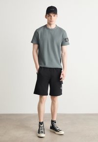 Calvin Klein Jeans CITY GRID  - Pantalones deportivos - black