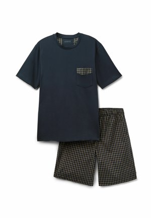 Camisa azul marino de manga corta con detalle de bolsillo a cuadros y pantalones cortos a cuadros hasta la rodilla con cintura elástica.