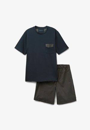 Camisa azul marino de manga corta con detalle de bolsillo a cuadros y pantalones cortos a cuadros hasta la rodilla con cintura elástica.