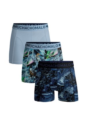 Tri páry boxeriek, pričom jeden pár je svetlomodrý a dva tmavé s farebnými vzormi zvierat a prírody, všetky s pásikmi "MUCHACHOMALO".