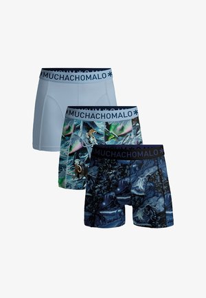 Drei Paar Boxershorts, darunter ein hellblaues Paar und zwei dunkle Paare mit bunten Tier- und Naturmustern, alle mit "MUCHACHOMALO"-Bündchen.