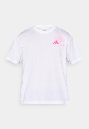 T-shirt bianca in cotone con maniche corte, caratterizzata da una grafica rosa sul petto a sinistra e da una scollatura a girocollo con un bordo a contrasto.