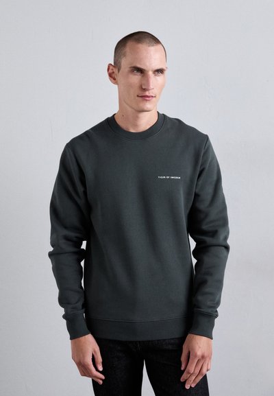 Felpa verde scuro in misto cotone, con collo a giro, maniche lunghe e ricamo minimalista del logo bianco. Texture liscia.