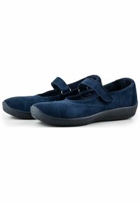 Scarpe in suede blu navy con punta rotonda, due cinture regolabili e una suola in gomma nera flessibile. Presentano una cucitura decorativa sulla parte superiore.