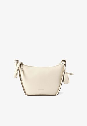 Bolso de hombro de cuero color crema con correa ajustable, cierre de cremallera y un pequeño bolso adjunto, sobre un fondo blanco.