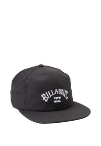 Zwarte Billabong pet met wit geborduurd logo op de voorkant en gestikt paneelontwerp, platte gebogen rand en bovenste knoopdetail.