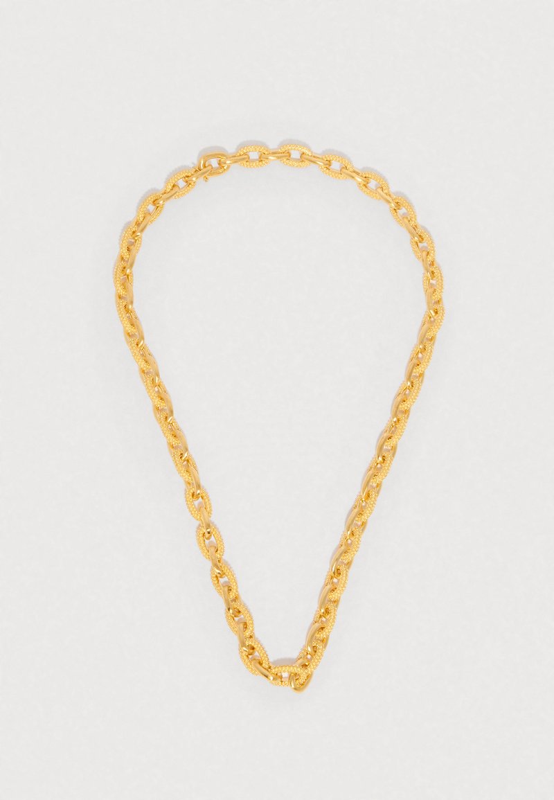 Colier tip lanț de culoare aurie, cu zale ovale alternante netede și texturate, pe un fundal gri deschis.