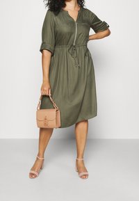 CAPSULE by Simply Be Vestido informal - khaki